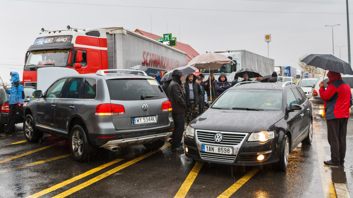 Kárpátaljai autótulajdonosok útlezárással demonstrálnak a Csap-Záhony közúti határátkelőhely Ukrán oldalán 2018. november 26-án. Ukrajnában november 25-től nehezen értelmezhető, szigorú törvényekkel - magas behozatali vám vagy kaució kiszabásával - nehezítették meg az ukrán állampolgároknak, hogy külföldön regisztrált autóikkal lépjenek be az országba és azokat Ukrajnában használják.