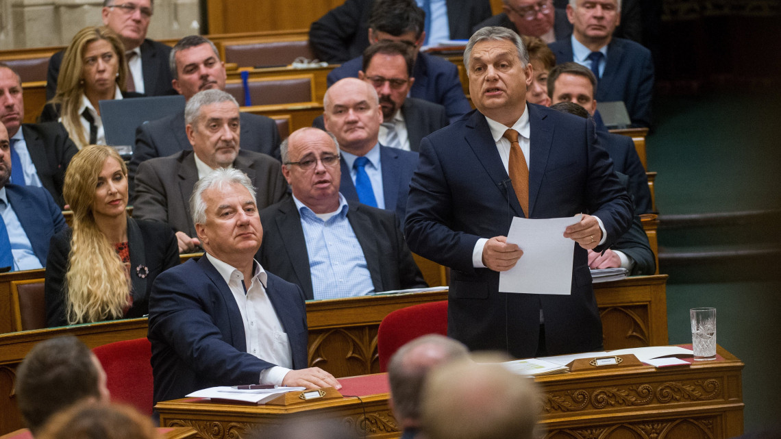 Orbán Viktor miniszterelnök azonnali kérdésre válaszol az Országgyűlés plenáris ülésén 2018. november 26-án. Mellette Semjén Zsolt miniszterelnök-helyettes.