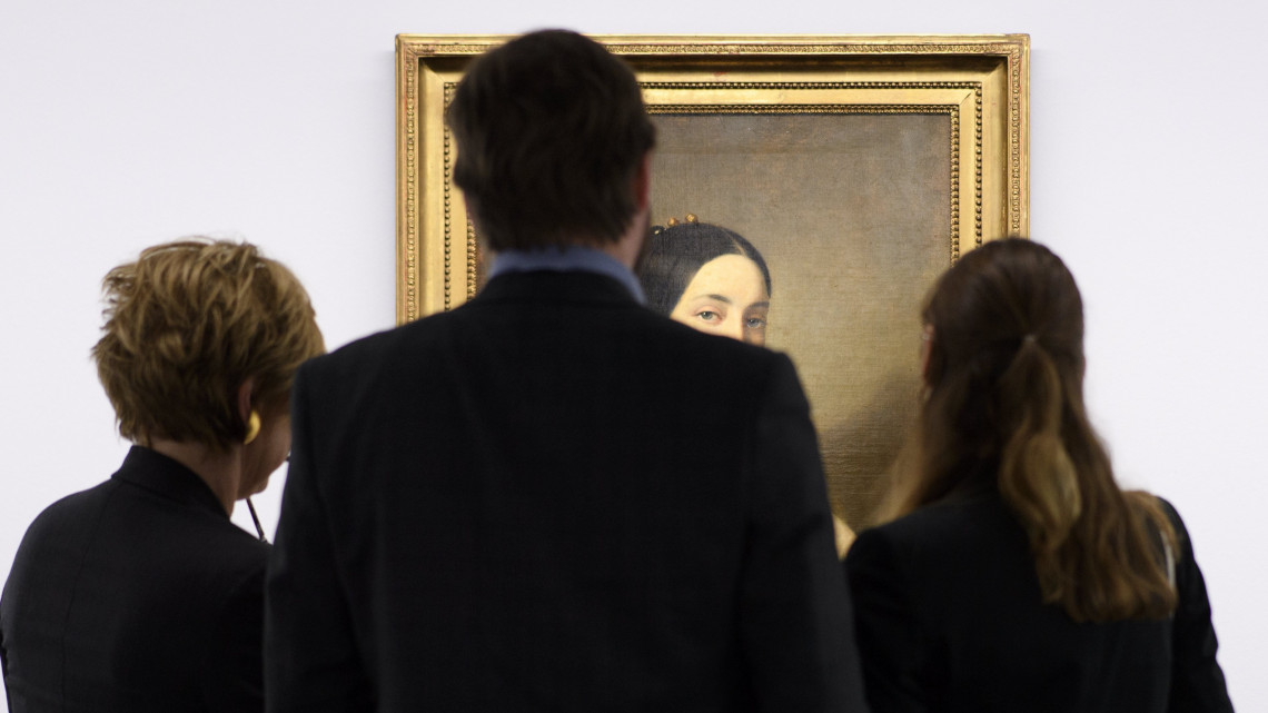 Bern, 2018. április 18.Thomas Couture francia festő Egy ülő fiatal nő arcképe című, 1850 és 1855 között készített olajképét nézik látogatók a berni művészeti múzeumban 2018. április 18-án, a Gurlitt: Helyzetjelentés a náci műtárgylopásról és következményeiről című időszaki kiállítás megnyitója előtti napon. (MTI/EPA/Anthony Anex)