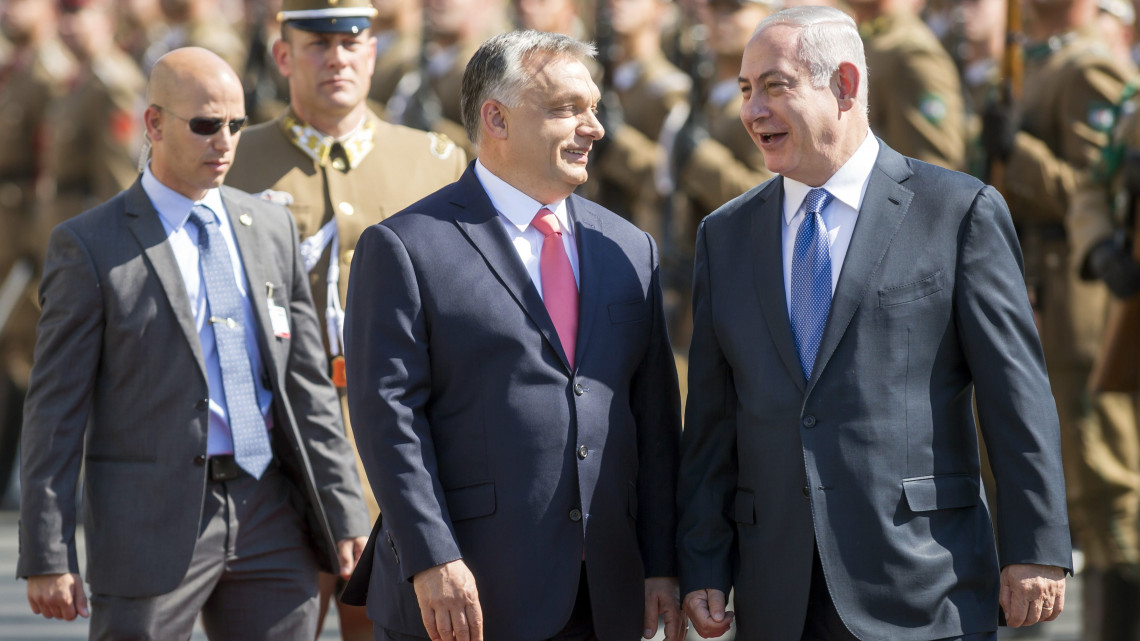 Orbán Viktor miniszterelnök (b) katonai tiszteletadással fogadja Benjámin Netanjahu izraeli kormányfőt Budapesten, a Parlament előtti Kossuth téren 2017. július 18-án.