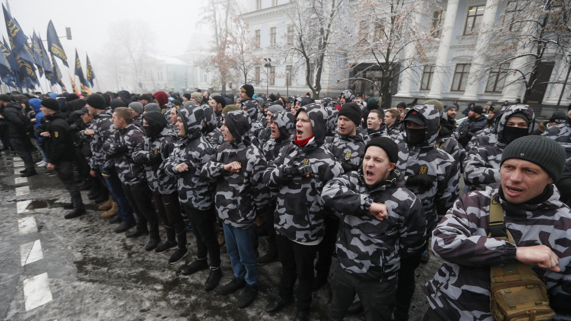 Ukrán nacionalisták tüntetnek a kijevi elnöki hivatal előtt 2018. november 26-án, azt követően, hogy Petro Porosenko ukrán elnök az éjszaka folyamán 60 napos hadiállapot bevezetését javasolta a Kercsi-szorosnál történt orosz agresszió miatt.