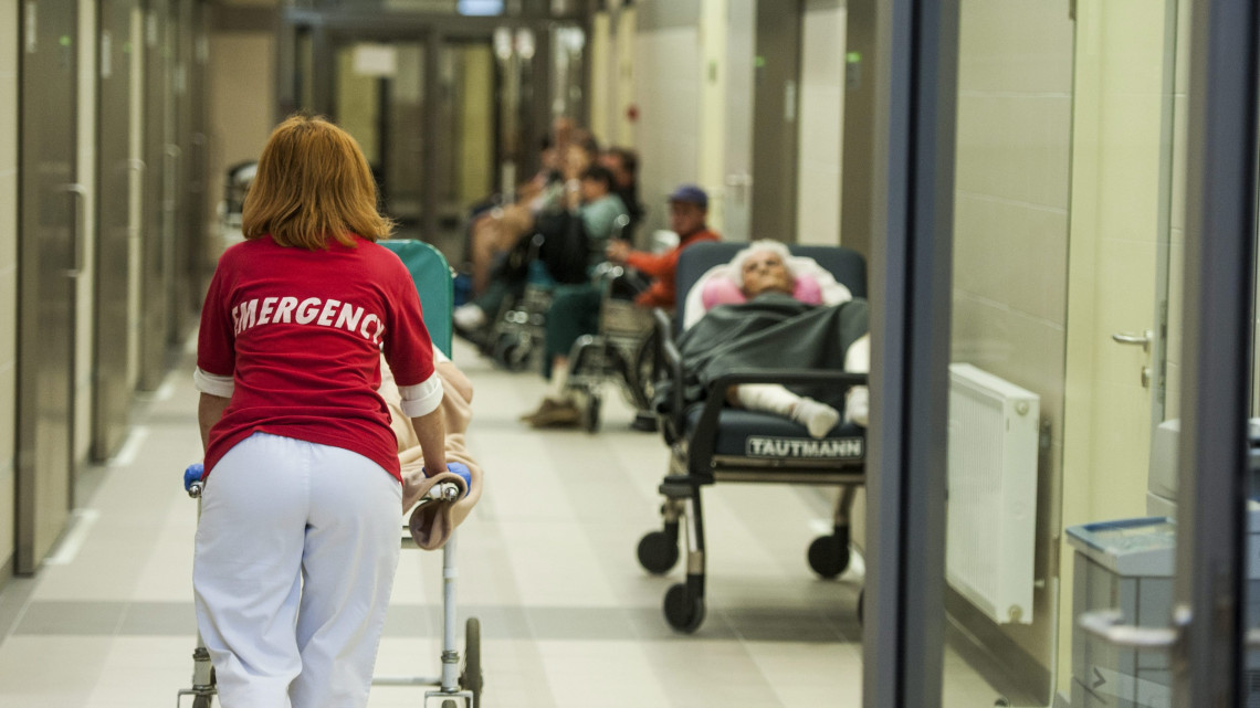 Beteget tolnak a Pécsi Tudományegyetem Klinikai Központja Sürgősségi Orvostani Tanszék megnyílt Sürgősségi Betegellátó Osztályán 2014. szeptember 29-én. Az európai uniós pénzből finanszírozott átépítés a betegeknek és a dolgozóknak is kedvezőbb körülményeket teremt, és hatékonyabb betegellátást tesz lehetővé a 400 ágyas sürgősségi osztály.