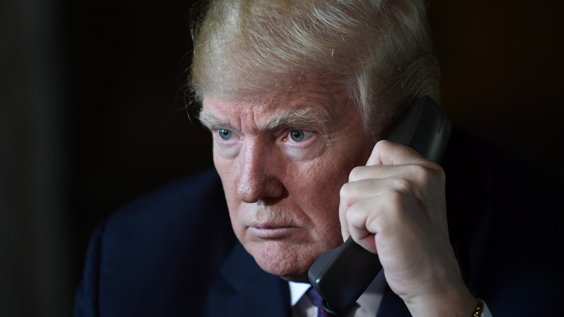 Donald Trump amerikai elnök telekonferencián keresztül intéz hálaadás napi üzenetet az amerikai fegyveres erőkhöz az elnök Palm Beachben lévő Mar-a-Lago villájából 2018. november 22-én. Trump a hívás keretén belül kijelentette, hogy engedélyt ad a déli határra vezényelt amerikai katonáknak az erő alkalmazására.