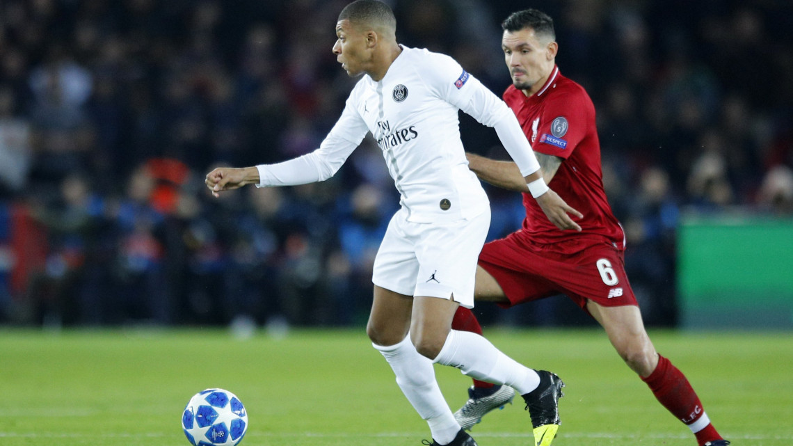 Kylian Mbappe, a Paris Saint-Germain (b) és Dejan Lovren, az FC Liverpool játékosa a labdarúgó Bajnokok Ligája ötödik fordulójában játszott mérkőzésen a párizsi Parc des Princes stadionban 2018. november 28-án.