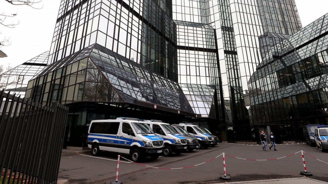 Rendőrautók sorakoznak a Deutsche Bank frankfurti székháza előtt 2018. november 29-én. A hatóságok pénzmosás ügyében razziáznak az egyik legnagyobb német banknál.
