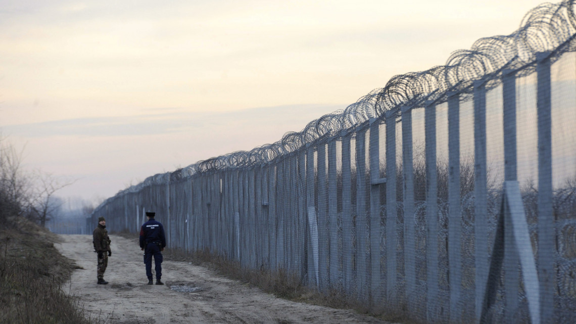 Járőröző katona és rendőr a magyar-szerb határon felállított ideiglenes határzár mellett Mórahalom térségében 2016. február 8-án. Az illegális migráció fokozódása miatt 2016. február 5-től növelték a rendőri létszámot a déli határnál.