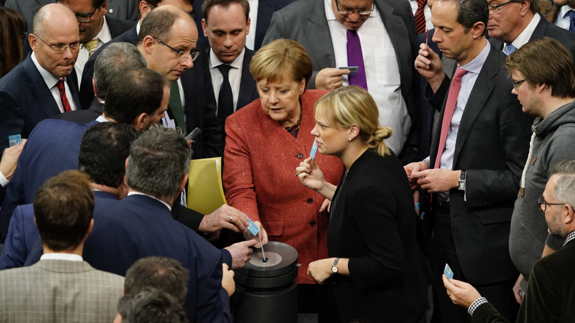 Angela Merkel német kancellár (k) Szavaz az ENSZ tervezett migrációs csomagjáról szóló vitán a német szövetségi parlament (Bundestag) üléstermében 2018. november 29-én.
