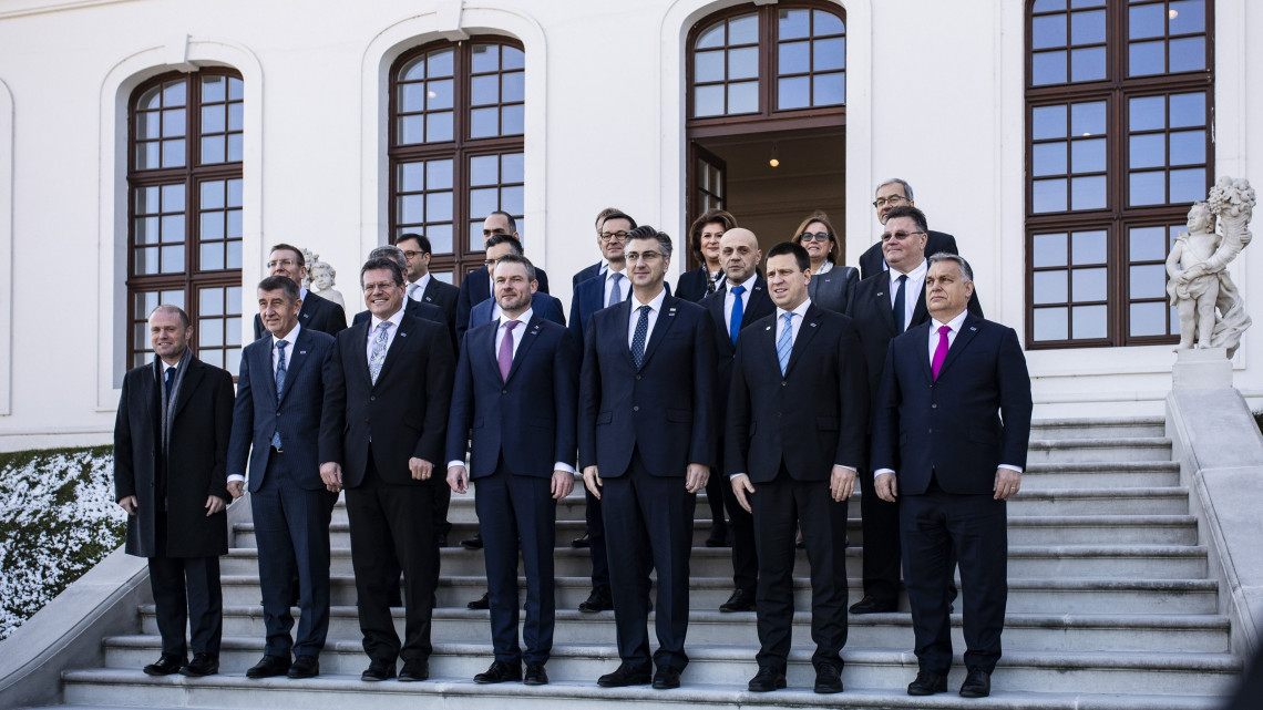A Miniszterelnöki Sajtóiroda által közreadott képen Orbán Viktor miniszterelnök (elöl j) a pozsonyi kohéziós csúcstalálkozó családi fotózásán 2018. november 29-én.