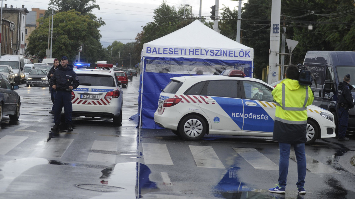 Baleseti helyszínelők Budapesten, a Kőbányai út és a Könyves Kálmán körút kereszteződésénél, ahol személyautó gázolt halálra egy nőt, majd egy másik autónak csapódott 2018. augusztus 26-án.