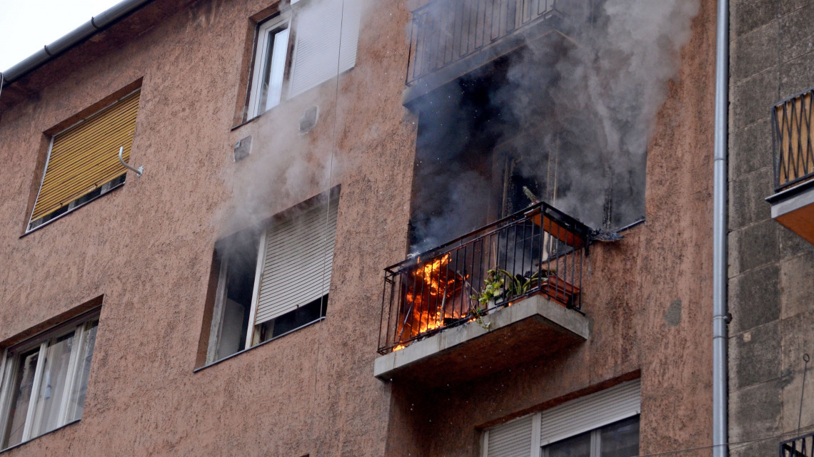 Lakástűz a IX. kerületben egy Vaskapu utcai társasház harmadik emeletén 2017. november 16-án. A tűzoltók öt lakót menekítettek ki az épületből.