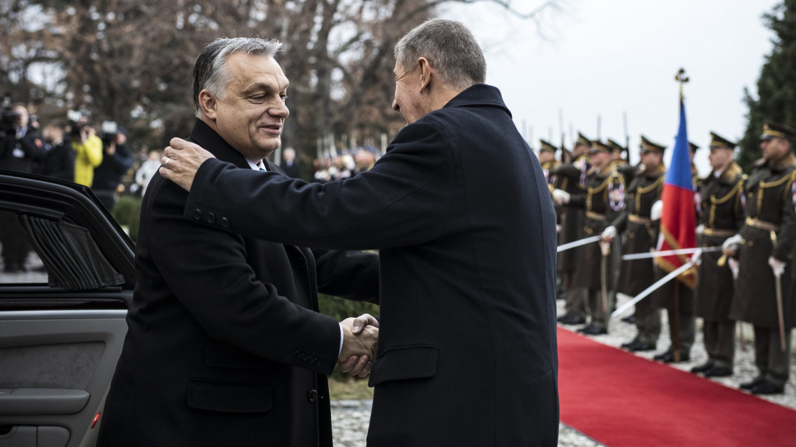 A Miniszterelnöki Sajtóiroda által közreadott képen Andrej Babis cseh miniszterelnök (j) katonai tiszteletadás mellett fogadja Orbán Viktor miniszterelnököt Prágában 2018. november 30-án.