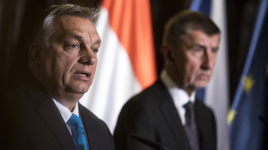 A Miniszterelnöki Sajtóiroda által közreadott képen Orbán Viktor miniszterelnök (b) és Andrej Babis cseh miniszterelnök sajtótájékoztatója Prágában 2018. november 30-án.