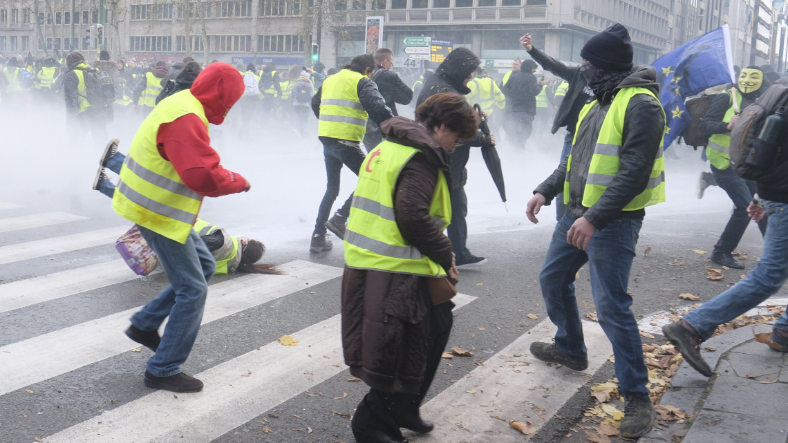 Sárga láthatósági mellényt viselő tüntetők tiltakoznak a dráguló üzemanyagárak ellen Brüsszelben 2018. november 30-án.
