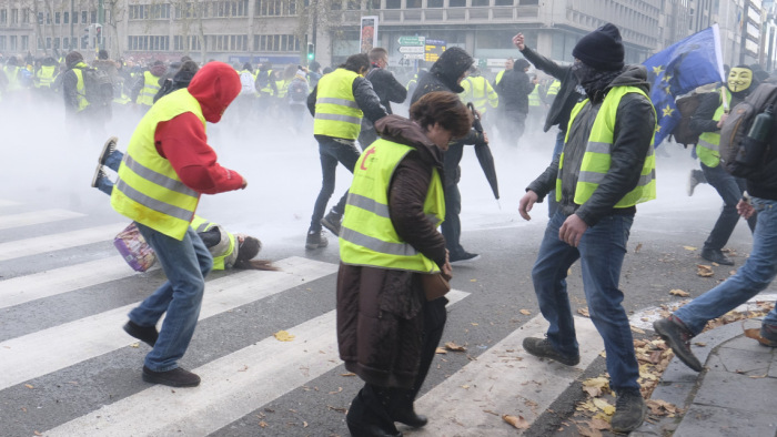 Vízágyúkkal oszlattak, sokakat előállítottak a sárgamellényes tüntetésen Brüsszelben