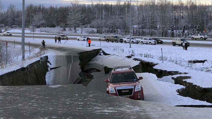 Mint egy hánykódó hajón: rémisztő videó az alaszkai földrengésről