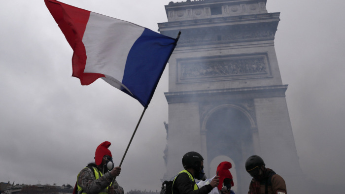 Tüntetés, könnygáz és vízágyú Párizsban