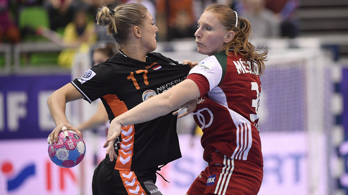 Mészáros Rea (j) és a holland Nycke Groot a franciaországi női kézilabda Európa-bajnokság első fordulójában játszott Magyarország - Hollandia mérkőzésen a montbéliard-i Axone Arenában 2018. december 1-jén.