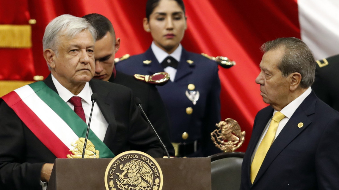 Andrés López Obrador új mexikói elnök (b) megkapja az elnöki vállszalagot a mexikói Nemzeti Kongresszus üléstermében tartott beiktatási ünnepségen Mexikóvárosban 2018. december 1-jén. Jobbról Porfirio Munoz Ledo, a Nemzeti Kongresszus elnöke.