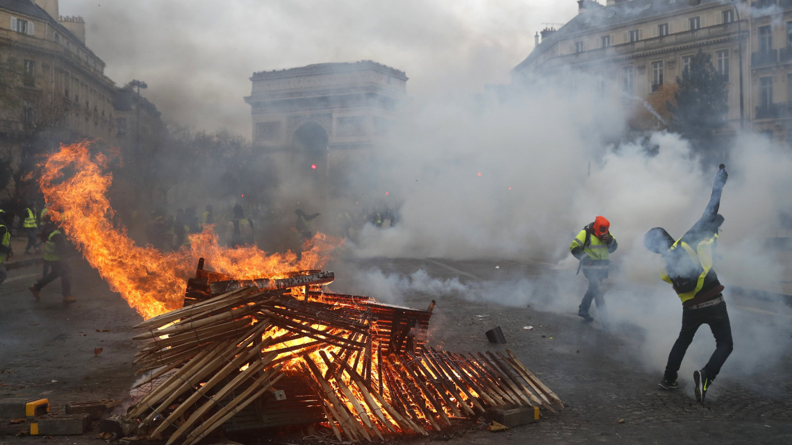 Párizs: lépett az elnök a zavargások miatt