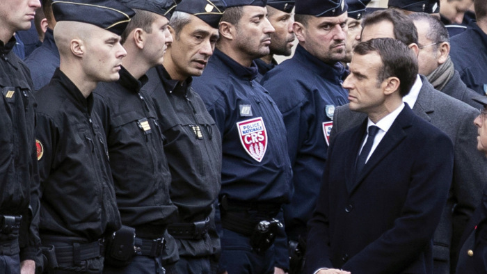 Megkegyelmeznek-e a sárgamellényesek a francia rendőröknek?