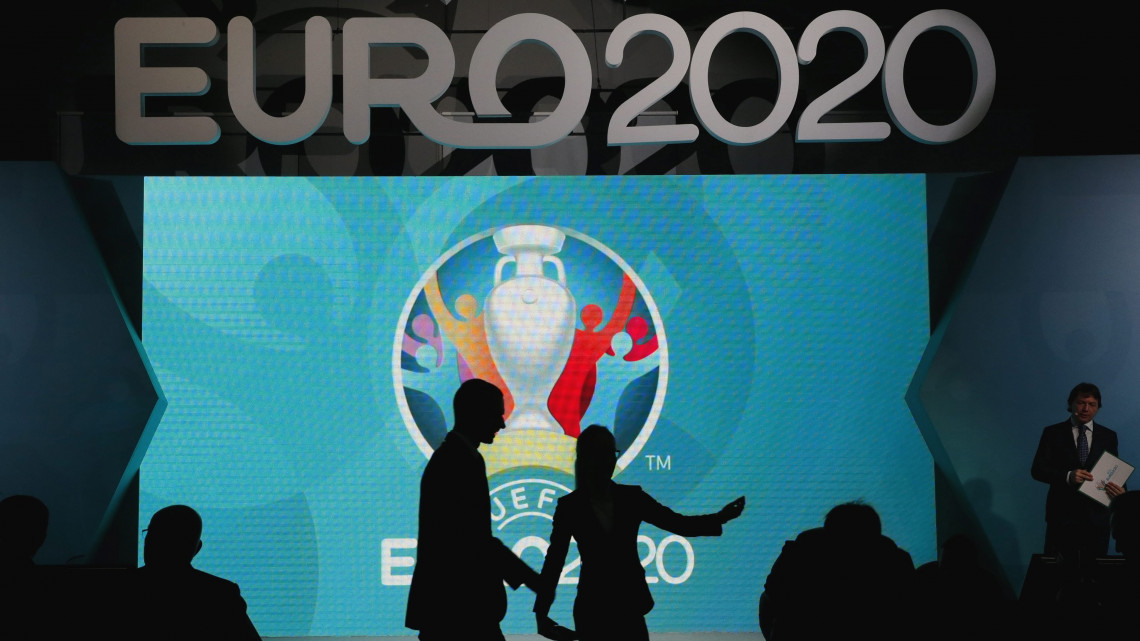 Szentpétervár, 2017. január 19.Aleksander Ceferint, az Európai Labdarúgó-szövetség elnökét (b) kíséri a székéhez egy rendezvényszervező a 2020-as labdarúgó Európa-bajnokság hivatalos emblémájának szentpétervári bemutatóján 2017. január 19-án. A 2020-as tornát tizenhárom európai országban rendezik, Szentpétervár három csoportmérkőzésnek és a negyeddöntőnek ad otthont. (MTI/EPA/Anatolij Malcev)
