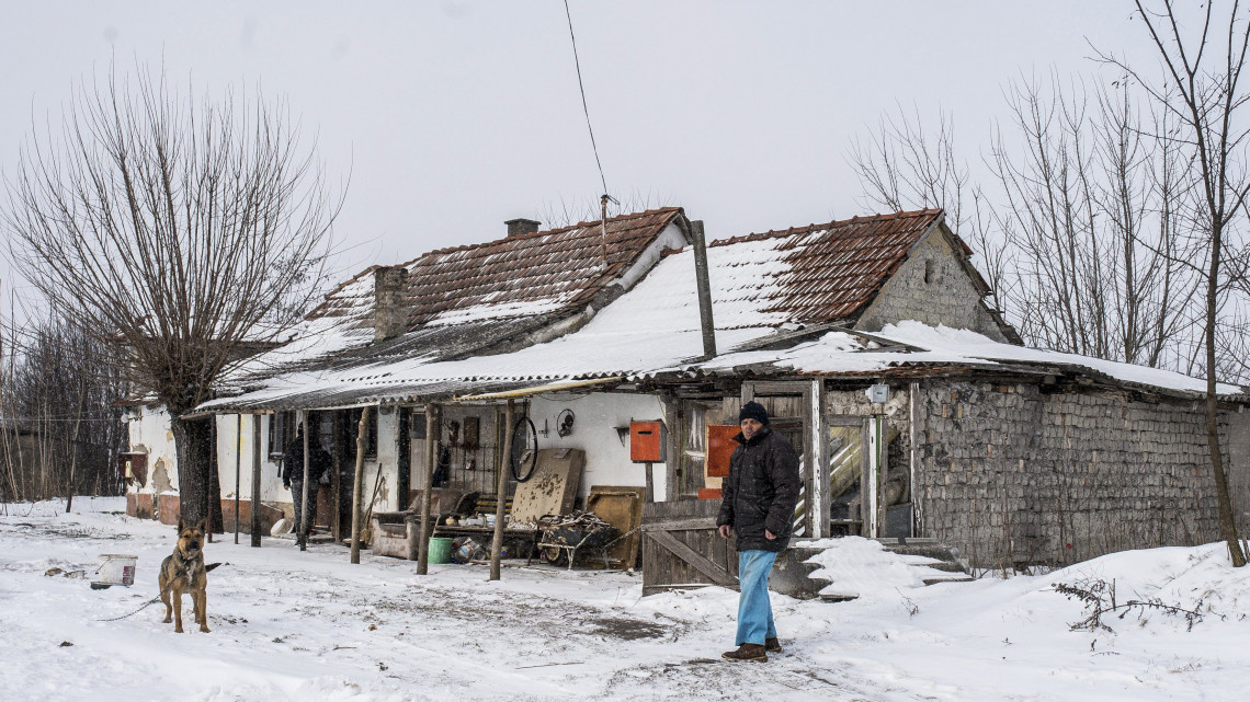 Som János tanyája udvarán a Pest megyei Csemő határában 2018. február 27-én. Turcsán István tanyagondnok a hideg idő miatt fokozottan ellenőrzi a külterületen élőket.