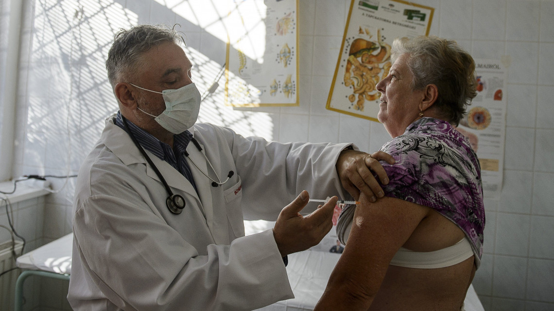 Ferkó Attila háziorvos influenza elleni védőoltást ad be páciensének Salgótarjánban 2017. október 24-én. Összesen 1,3 millió adag ingyenes védőoltás van a háziorvosoknál. A térítésmentes védőoltásra a 60 évesnél idősebbek, az asztmások, a cukorbetegek, a szív- és érrendszeri betegségben szenvedők, valamint a várandós nők jogosultak. Az idén is jár azoknak is a vakcina, akik a munkájuk során vagy szervezett segítségnyújtás keretein belül migránsokkal kerülnek kapcsolatba.