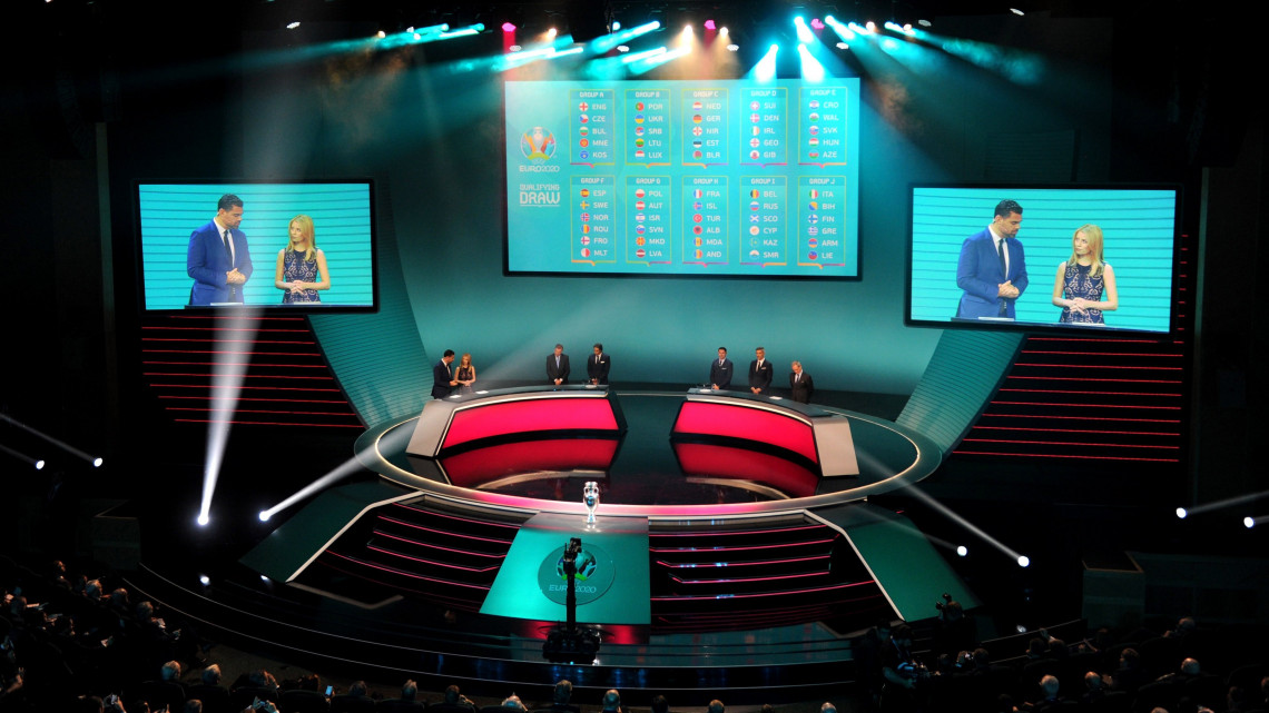 Az ülésterem a 2020-as labdarúgó Európa-bajnokság selejtezőcsoportjainak sorsolásán Dublinban 2018. december 2-án.