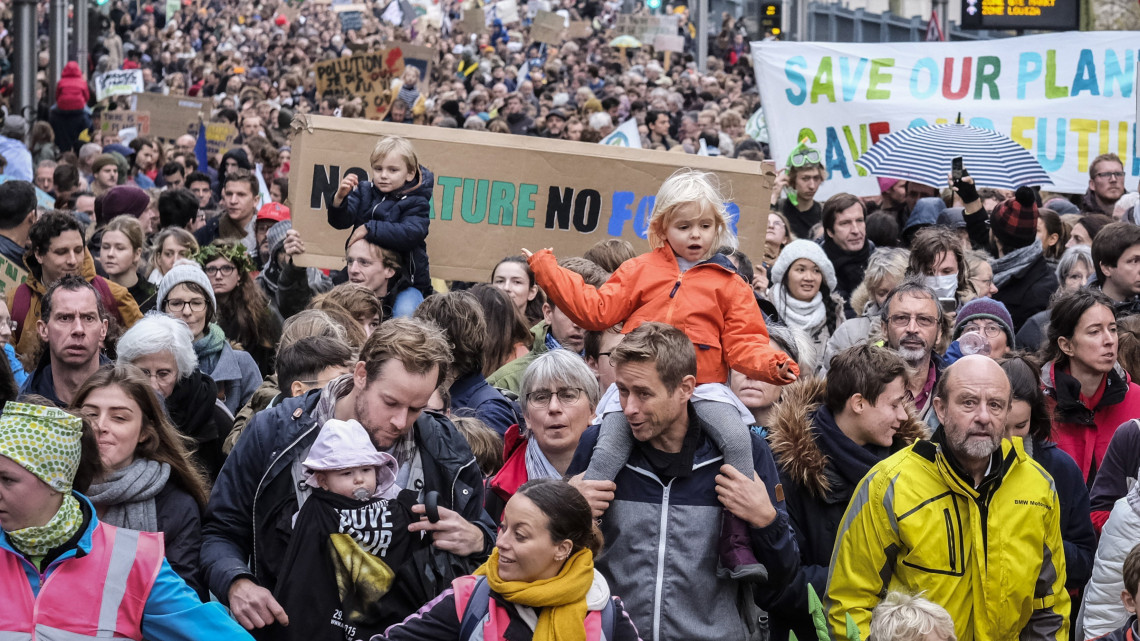 Az éghajlati változások elleni erőteljesebb fellépést követelik tüntetők Brüsszelben 2018. december 2-án. Az ENSZ 24. nemzetközi klímakonferenciáját (COP 24) december 2. és 14. között rendezik a lengyelországi Katowicében.