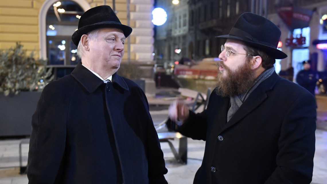 Tarlós István főpolgármester (b) és Köves Slomó, az Egységes Magyarországi Izraelita Hitközség (EMIH) vezető rabbija beszélget a nyolcnapos zsidó vallási ünnep, a hanuka első estéjén tartott ünnepségen, az első hanukagyertya meggyújtásán a budapesti Nyugati téren 2018. december 2-án.