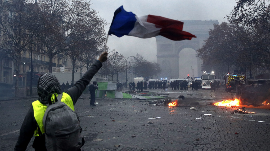 Francia zavargások: sérültek, feldúlt Champs-Élysées és felgyújtott kormányzati épület