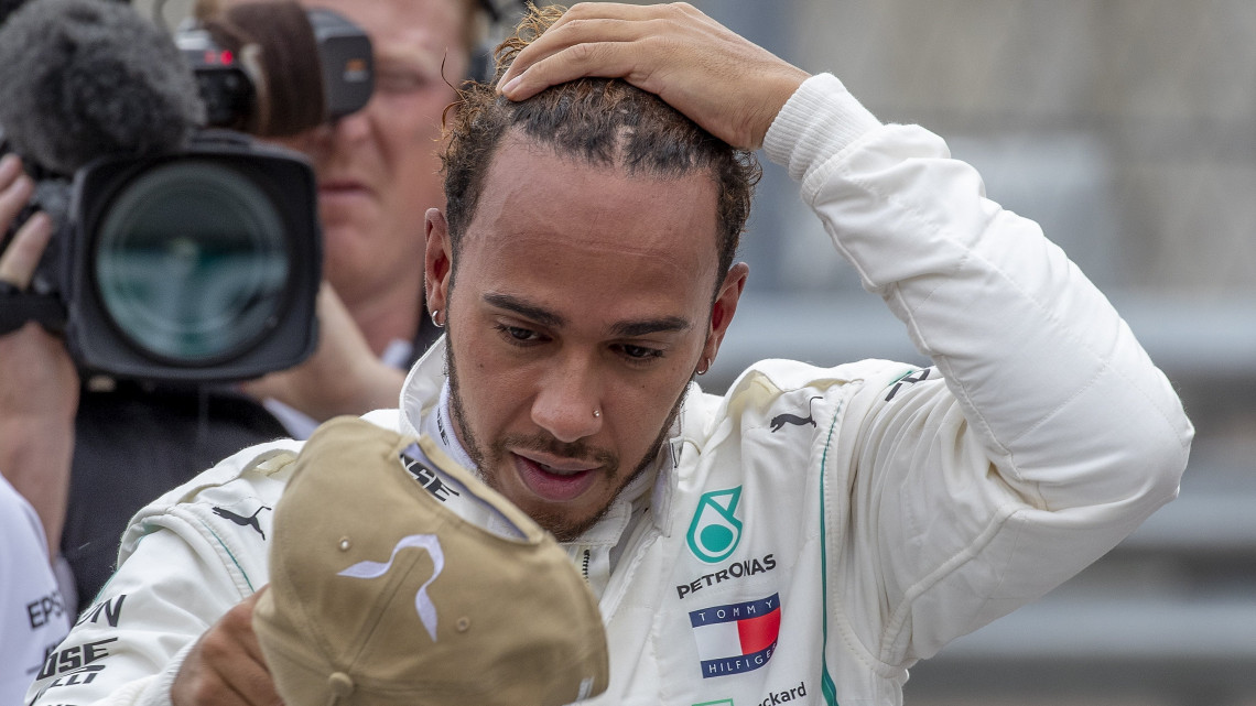 Lewis Hamilton, a Mercedes brit versenyzője a Forma-1-es autós gyorsasági világbajnokság austini futamának, az Egyesült Államok Nagydíjának időmérő edzése után 2018. október 20-án. Hamilton az első rajthelyről indulhat a másnapi futamon.