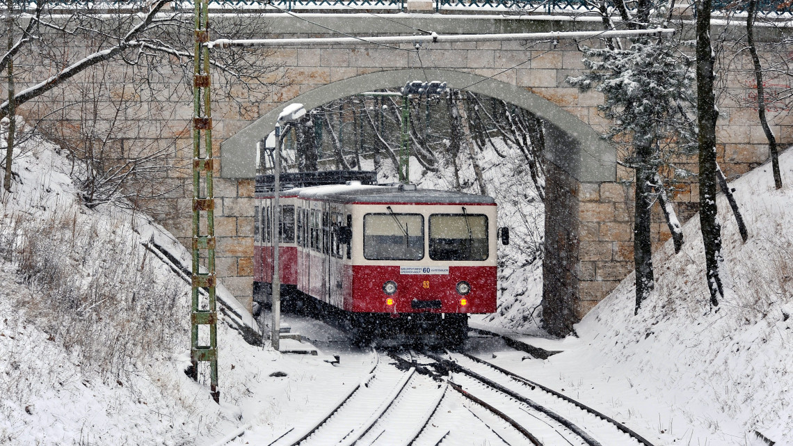 Fogaskerekű halad a hóesésben a XII. kerületi Agancs utcai felüljáró alatt, a Széchenyi-hegyen.