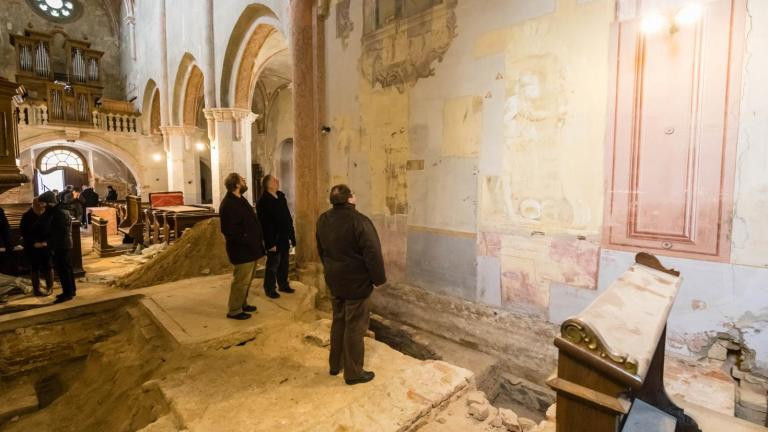 Váraknál alkalmazott építészeti megoldásba botlottak a türjei templom falánál