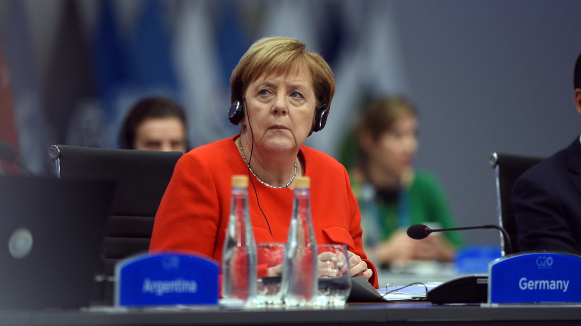 Angela Merkel német kancellár a világ 19 legfejlettebb gazdaságú és vezető feltörekvő országát, valamint az Európai Uniót tömörítő húszas csoport, a G20 csúcstalálkozójának plenáris ülésén Buenos Airesben 2018. december 1-jén.
