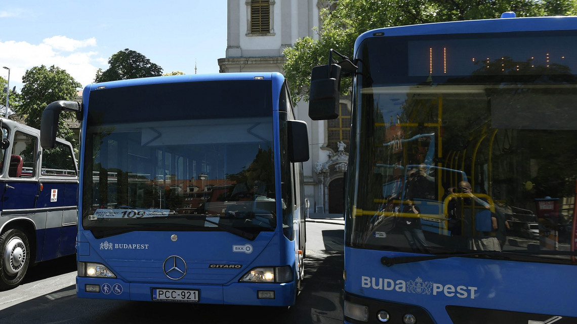 A BKV nosztalgiaflottájának legújabb autóbusza, az Ikarus 630 Cabrio (b) Budapesten, a Batthyány téren 2017. június 8-án.