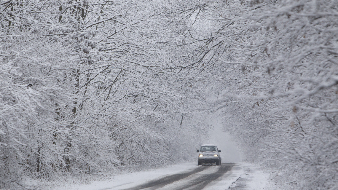 Autó halad a havas úton Nagykanizsa közelében 2018. február 20-án.
