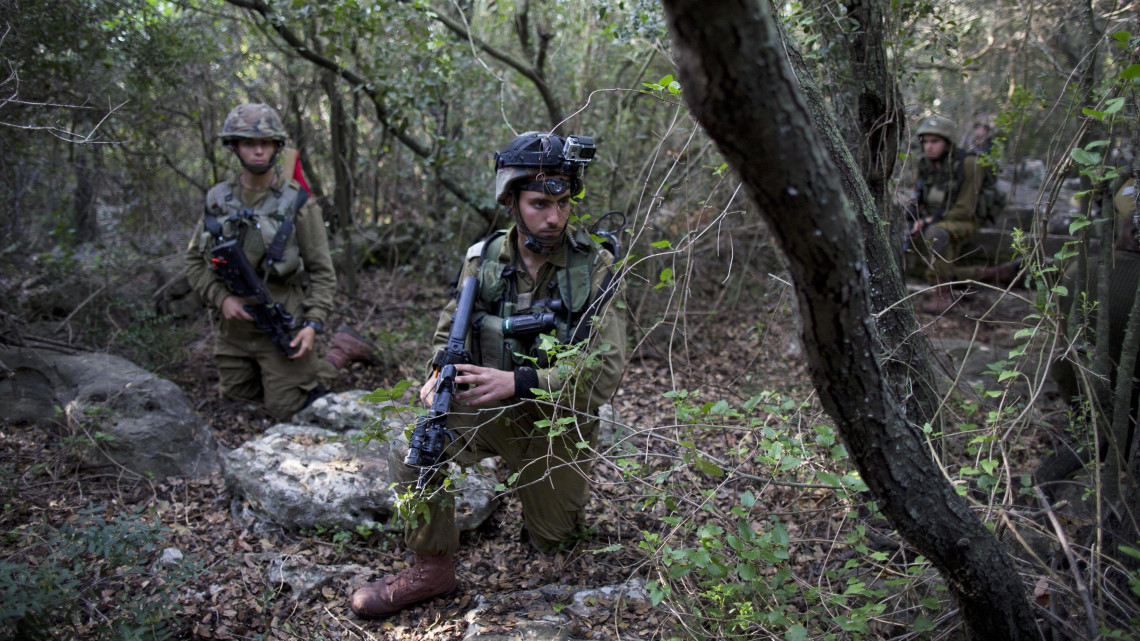 Izrael, 2014. február 27.Az Izraeli Védelmi Erők (IDF) katonái gyakorlatoznak Észak-Izraelben 2014. február 27-én. Az izraeli egységek a Hezbollah libanoni síita mozgalom elleni esetleges összecsapásokra készülnek fel. (MTI/EPA/Abir Szultan)