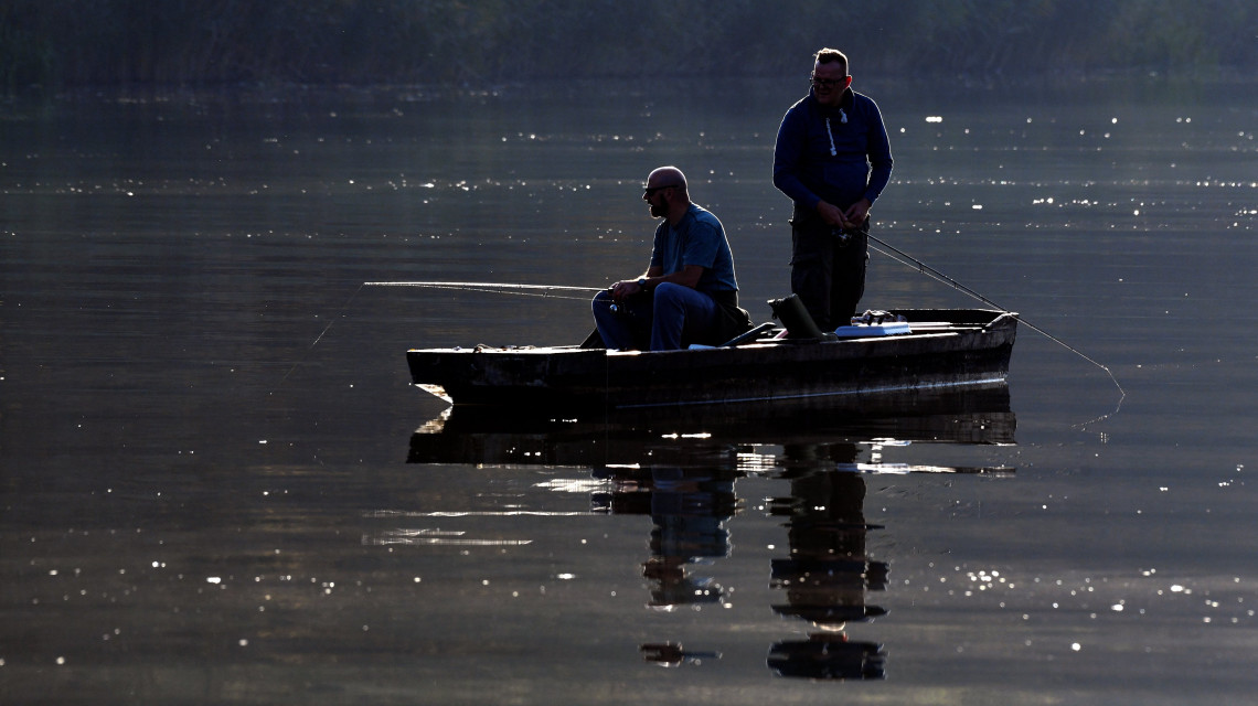 Az őszutó szokatlanul meleg időjárásában férfiak horgásznak csónakból Tiszalök térségében, a Tiszán. MTVA/Bizományosi: Oláh Tibor  *************************** Kedves Felhasználó!