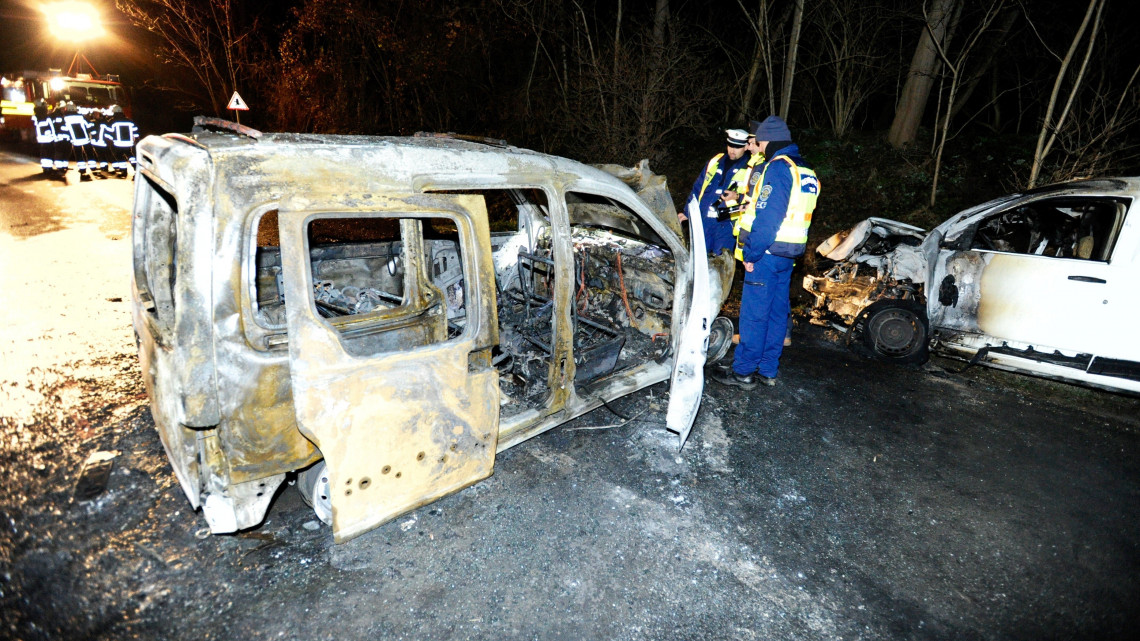 Kiégett személygépkocsi és összetört személyautó a Biatorbágyot Sóskúttal összekötő úton, ahol összeütközött, majd kigyulladt a két gépjármű 2018. december 4-én. A balesetben hárman súlyosan megsérültek.