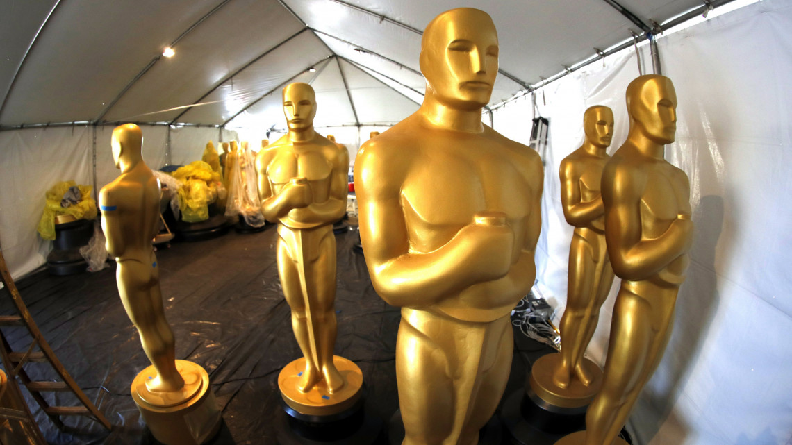Los Angeles, 2017. február 23.A gála díszleteként használt Oscar-szobrok Los Angelesben 2017. február 22-én, négy nappal az Oscar-díjak 89. átadási ünnepsége előtt. (MTI/EPA/Mike Nelson)