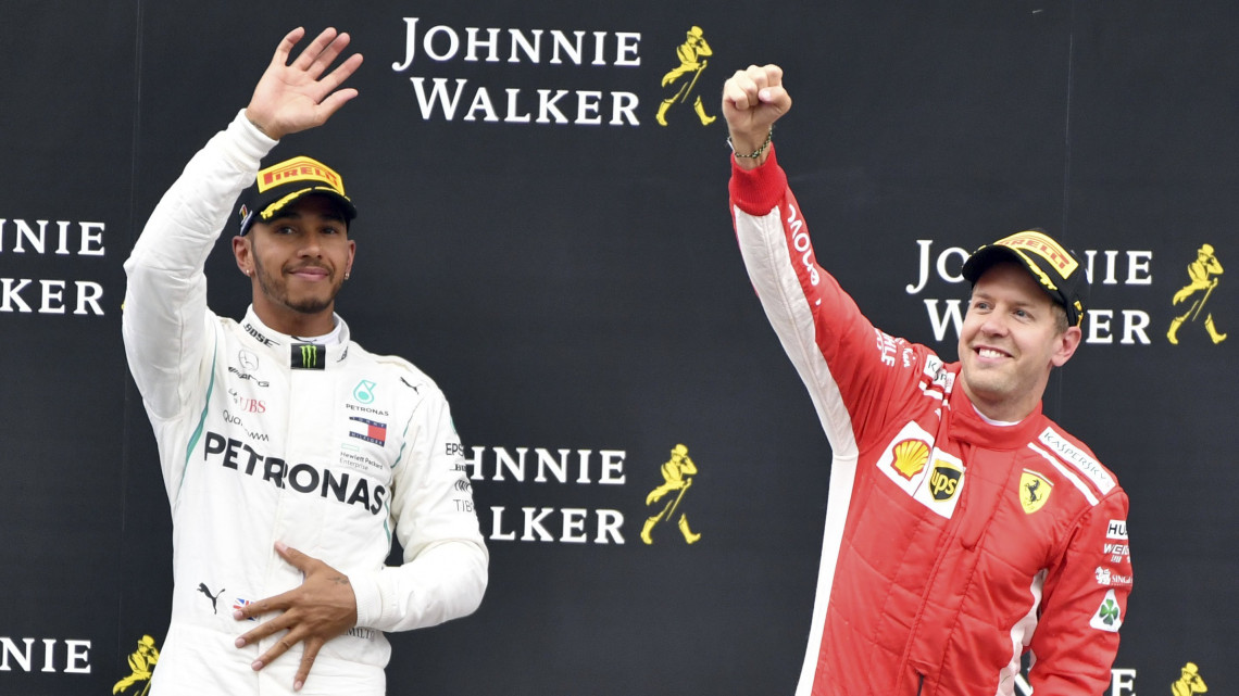 Spa-Francorchamps, 2018. augusztus 26.Sebastian Vettel, a Ferrari győztes német versenyzője és Lewis Hamilton, a Mercedes második helyen célba ért brit versenyzője a pódiumon a Forma-1-es autós gyorsasági világbajnokság Belga Nagydíjának eredményhirdetésén a spa-francorchampsi pályán 2018. augusztus 26-án. (MTI/AP/Geert Vanden Wijngaert) *** Local Caption *** 50498243