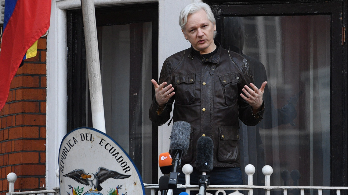 London, 2017. május 19.Julian Assange, a WikiLeaks oknyomozó internetes portál alapítója a sajtó képviselőinek nyilatkozik az ecuadori nagykövetségének egyik erkélyén Londonban 2017. május 19-én, miután a svéd főügyész bejelentette, hogy ejti a nemi erőszak, szexuális zaklatás és kényszerítés vádját Julian Assange-dzsal, a WikiLeaks oknyomozó internetes portál alapítójával szemben. Assange 2012 júniusától Ecuador londoni nagykövetségén rejtőzködik, mert a brit hatóságok jóváhagyták kiadatását Svédországnak. (MTI/EPA/Facundo Arrizabalaga)