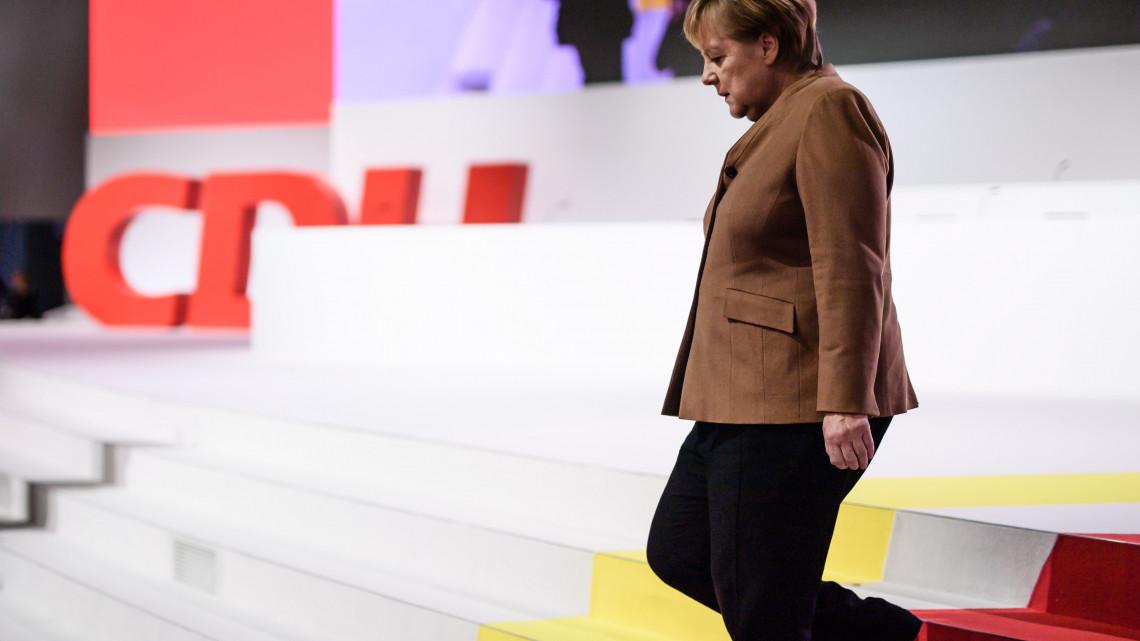 Angela Merkel német kancellár, a Kereszténydemokrata Unió (CDU) elnöke a CDU tisztújító kongresszusának otthont adó hamburgi rendezvényközpontban 2018. december 6-án. A pártot 18. éve vezető Merkel utódját a következő napon választják meg a kongresszuson. A tisztségre három jelölt pályázik: Friedrich Merz, a CDU és a bajor testvérpárt, a Keresztényszociális Unió (CSU) közös parlamenti frakciójának volt vezetője, Annegret Kramp-Karrenbauer pártfőtitkár és Jens Spahn egészségügyi miniszter.
