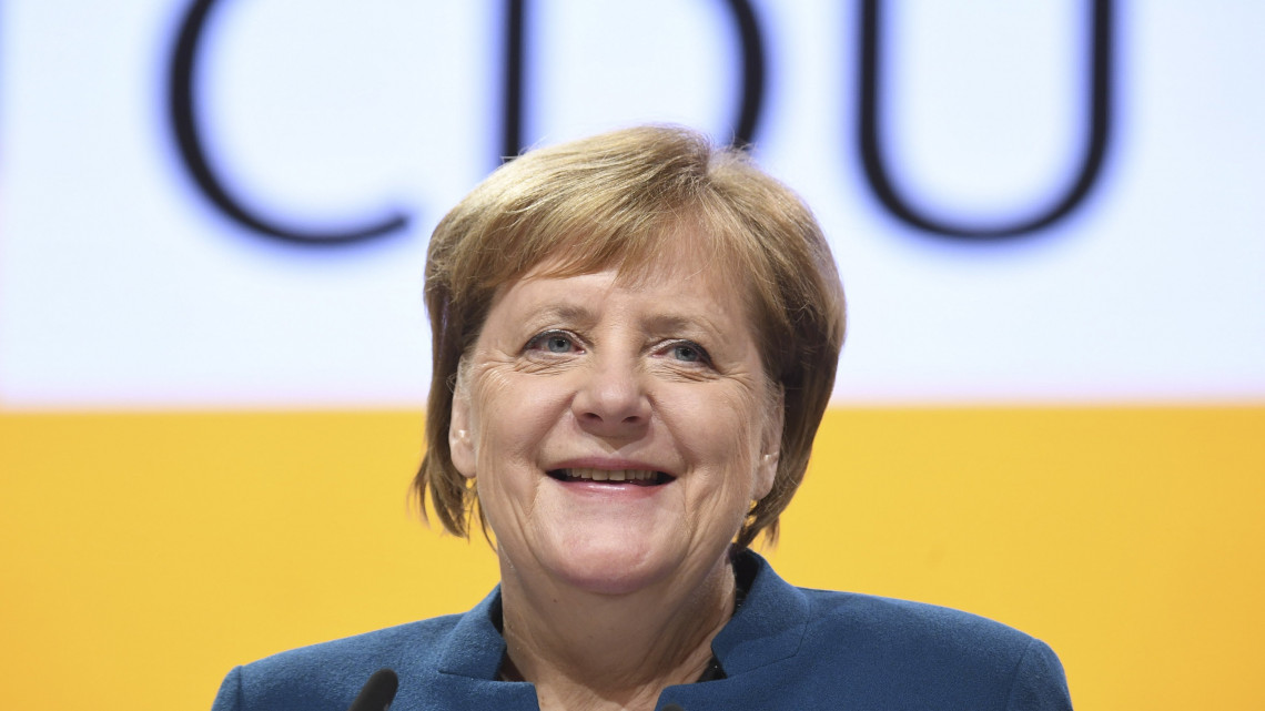 Angela Merkel német kancellár, a Kereszténydemokrata Unió (CDU) elnöke beszédet mond a CDU tisztújító kongresszusának otthont adó hamburgi rendezvényközpontban 2018. december 7-én. A pártot 18. éve vezető Merkel utódját ezen a napon választják meg a kongresszuson. A tisztségre három jelölt pályázik: Friedrich Merz, a CDU és a bajor testvérpárt, a Keresztényszociális Unió (CSU) közös parlamenti frakciójának volt vezetője, Annegret Kramp-Karrenbauer pártfőtitkár és Jens Spahn egészségügyi miniszter.