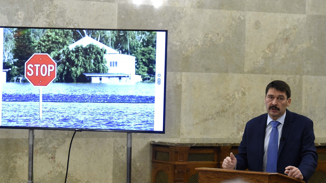 Áder János köztársasági elnök beszédet mond a tízéves Nemzeti Fenntartható Fejlődési Tanács ünnepi ülésén az Országházban 2018. december 7-én.