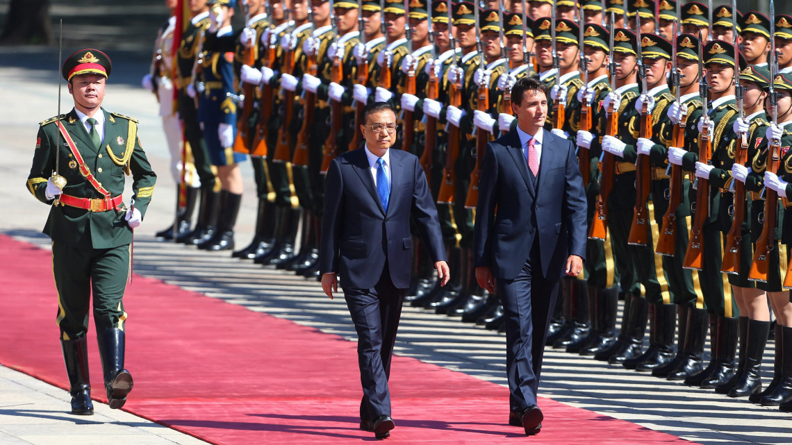 Peking, 2016. augusztus 31.Li Ko-csiang kínai kormányfő (k) és kanadai hivatali partnere, Justin Trudeau (j) ellép a díszegység előtt a hivatalos látogatásra érkezett Trudeau fogadási ünnepségén a pekingi Nagy Népi Csarnok előtt 2016. augusztus 31-én. (MTI/EPA/Vu Hong)