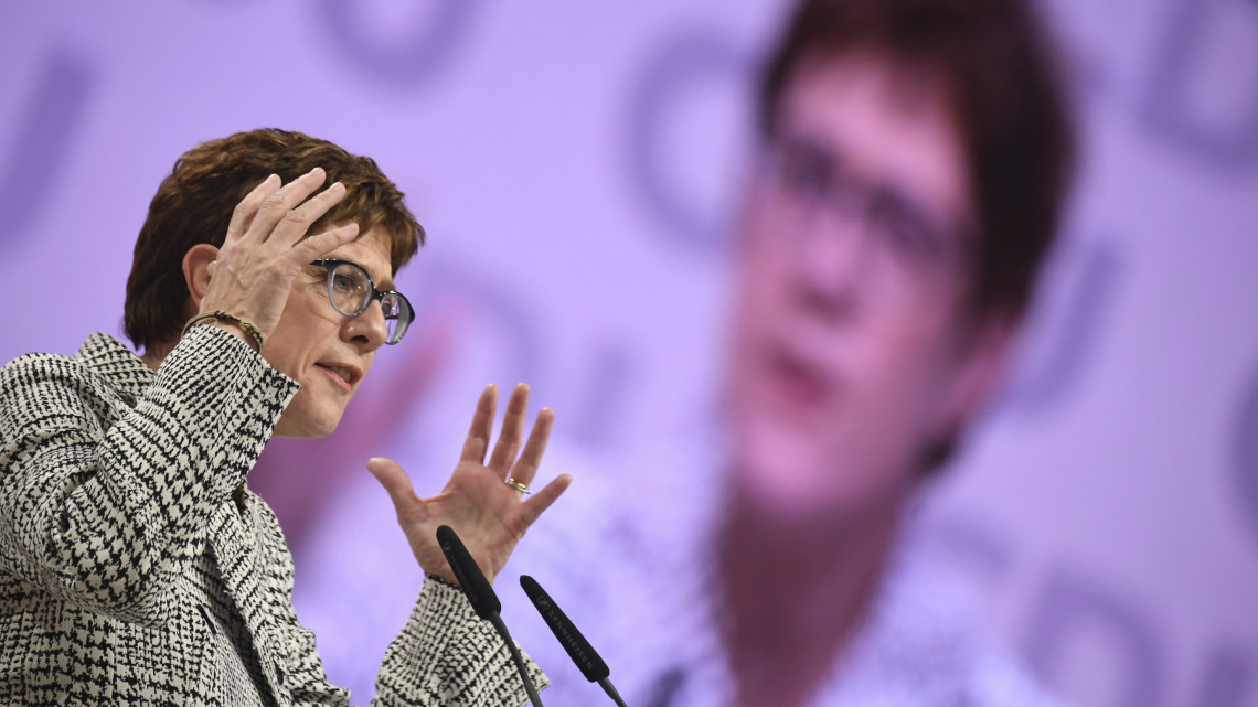 Hamburg, 2018. december 7.
Annegret Kramp-Karrenbauer pártfőtitkár, a kormányzó német Kereszténydemokrata Unió (CDU) egyik elnökjelöltje beszédet mond a CDU tisztújító kongresszusának otthont adó hamburgi rendezvényközpontban 2018. december 7-én. A pártot 18. éve vezető Angela Merkel utódját ezen a napon választják meg a kongresszuson. A tisztségre három jelölt pályázik: Annegret Kramp-Karrenbauer, Friedrich Merz, a CDU és a bajor testvérpárt, a Keresztényszociális Unió (CSU) közös parlamenti frakciójának volt vezetője, és Jens Spahn egészségügyi miniszter.
MTI/EPA/Clemens Bilan