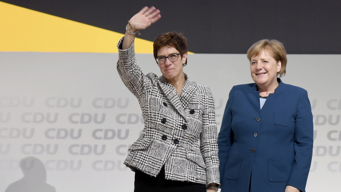Hamburg, 2018. december 7.
Annegret Kramp-Karrenbauer, a német Kereszténydemokrata Unió (CDU) főtitkára (b) és Angela Merkel, a CDU leköszönő elnöke, miután Kramp-Karrenbauert pártelnökké választották a CDU tisztújító kongresszusán Hamburgban 2018. december 7-én.
MTI/EPA/Clemens Bilan