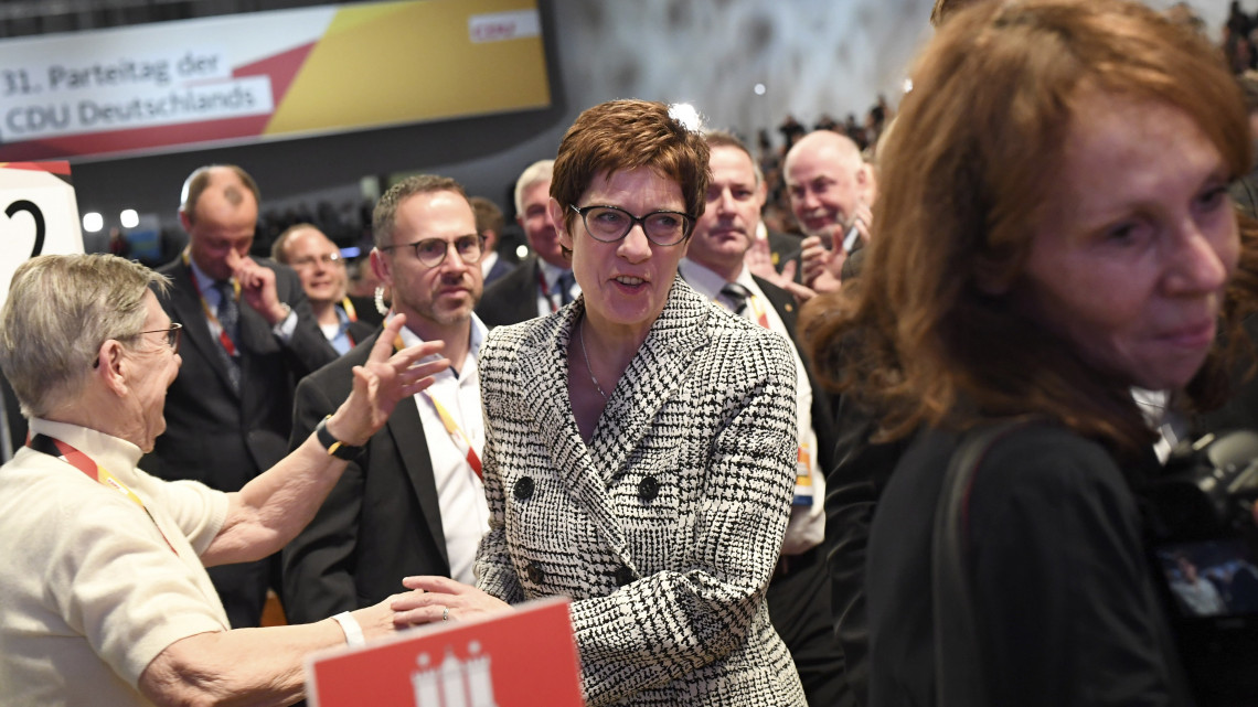 Annegret Kramp-Karrenbauer, a német Kereszténydemokrata Unió (CDU) főtitkára (k), miután pártelnökké választották a pártot 18. éve vezető Angela Merkel utódjául a CDU tisztújító kongresszusán Hamburgban 2018. december 7-én.